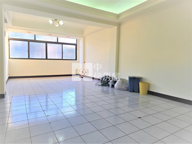 水湳經貿黃金邊間透店房屋室內格局與周邊環境