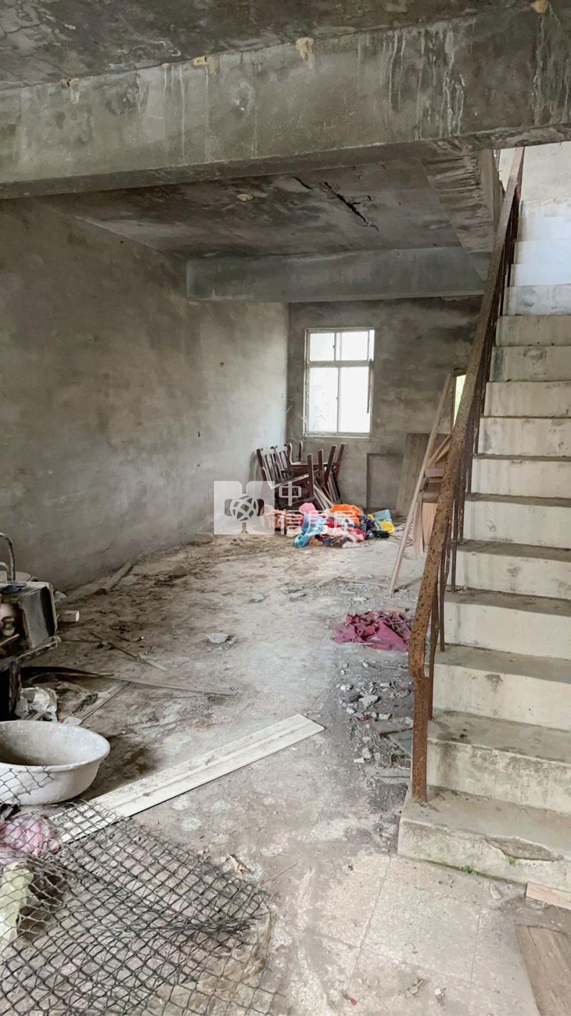 市區旁低總價投資透天房屋室內格局與周邊環境