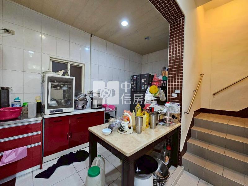 近洲際8米活巷邊間美透天可營登房屋室內格局與周邊環境