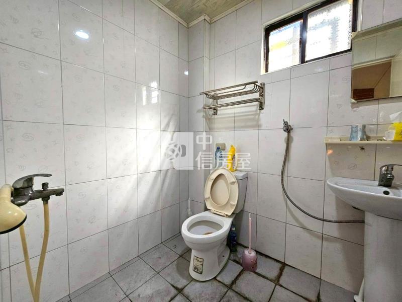 近洲際8米活巷邊間美透天可營登房屋室內格局與周邊環境