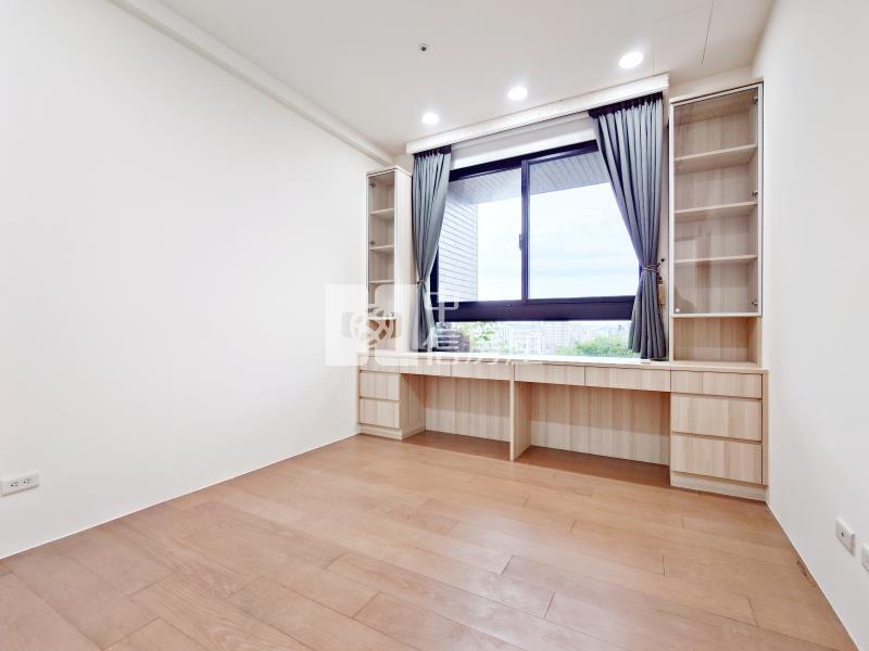 閱上景面公園三房雙車房屋室內格局與周邊環境