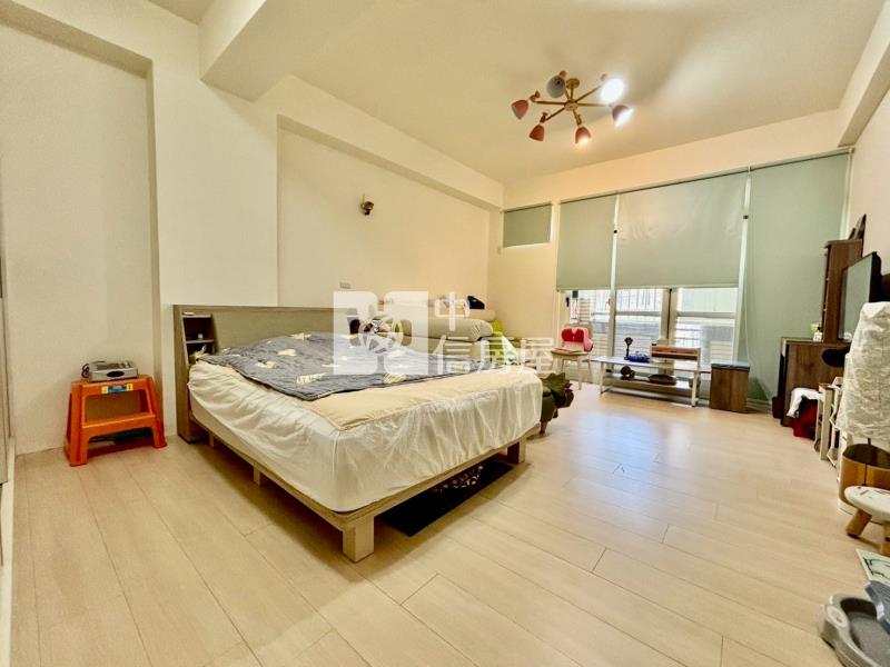 樹孝商圈臨路四房透店門前停車房屋室內格局與周邊環境