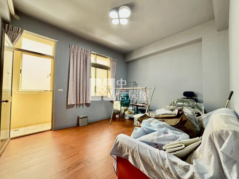 樹孝商圈臨路四房透店門前停車房屋室內格局與周邊環境