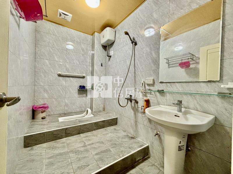 樹孝商圈臨路四房透店門前停車房屋室內格局與周邊環境