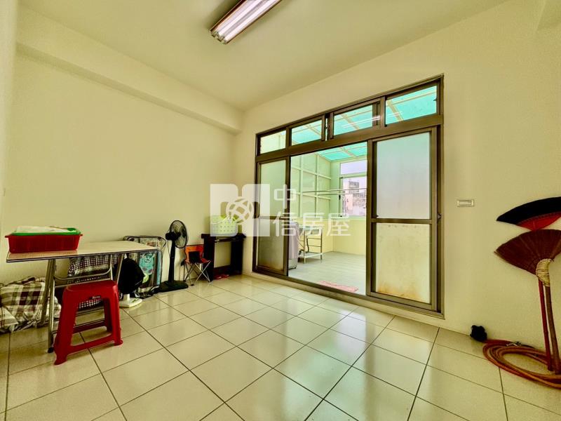 樹孝商圈臨路四房透店門前停車房屋室內格局與周邊環境