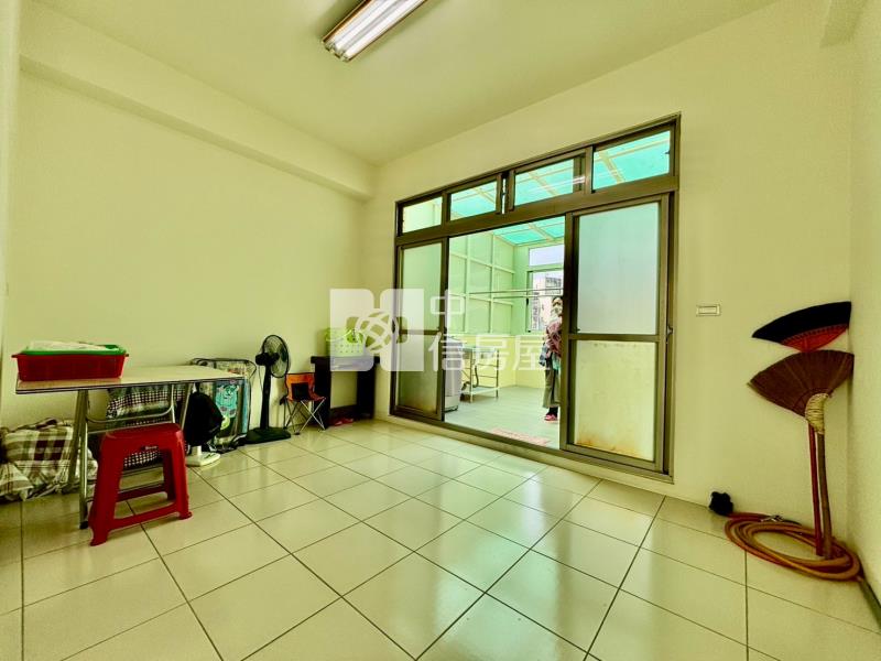 樹孝商圈臨路四房透店門前停車房屋室內格局與周邊環境