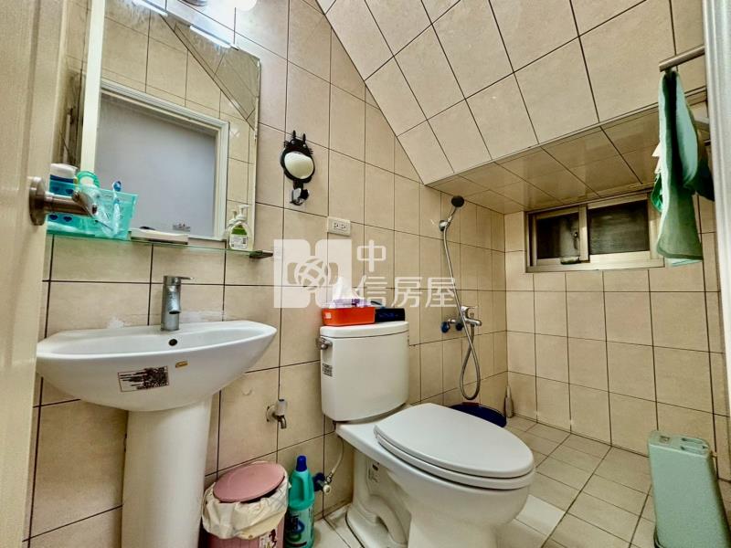 樹孝商圈臨路四房透店門前停車房屋室內格局與周邊環境