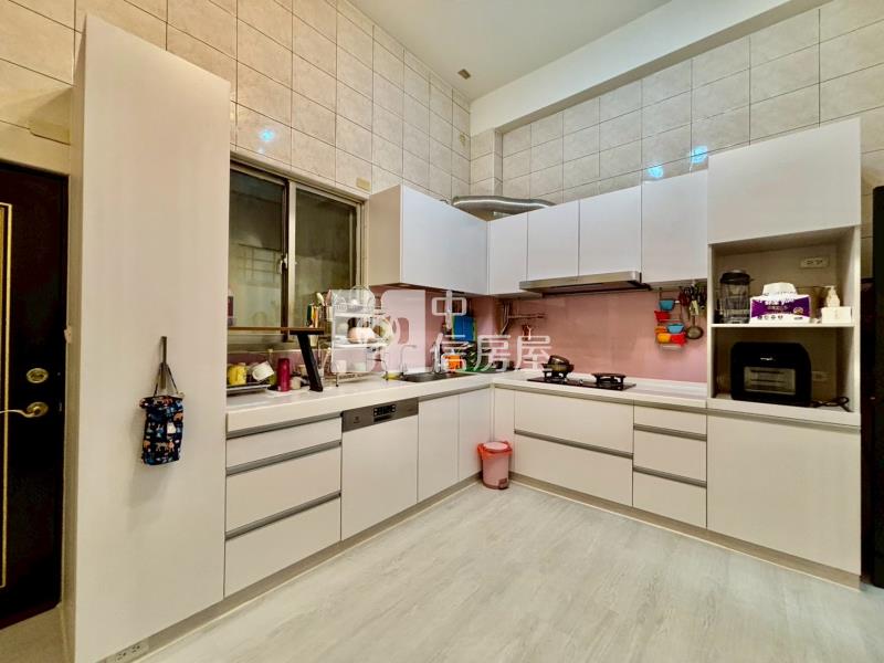 樹孝商圈臨路四房透店門前停車房屋室內格局與周邊環境