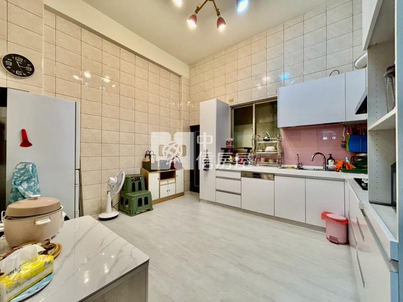 樹孝商圈臨路四房透店門前停車房屋室內格局與周邊環境