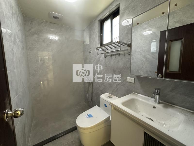 近龍潭市區前院雙車位邊間美透天房屋室內格局與周邊環境