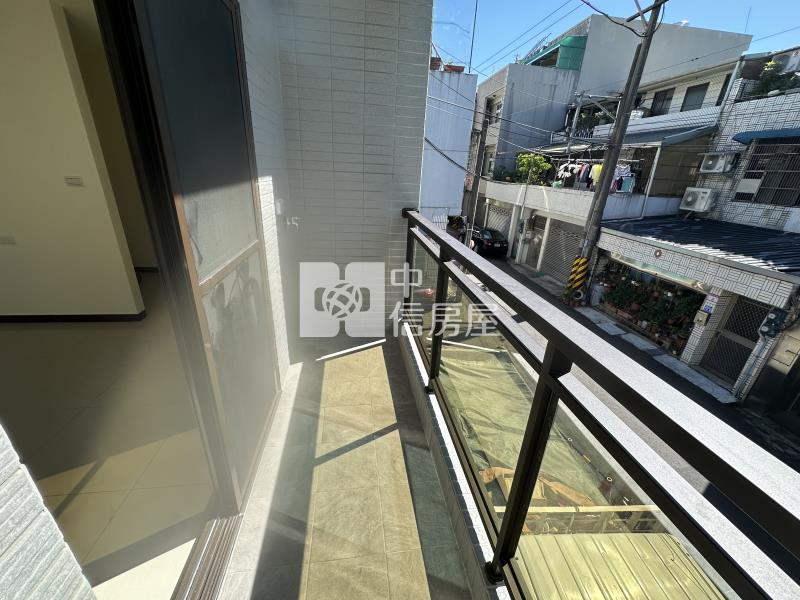 近龍潭市區前院雙車位邊間美透天房屋室內格局與周邊環境