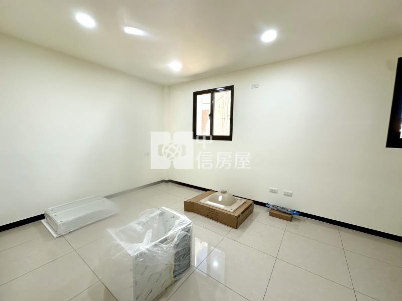 近龍潭市區前院雙車位邊間美透天房屋室內格局與周邊環境