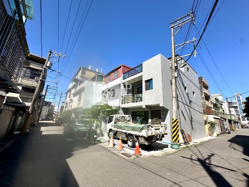 近龍潭市區前院雙車位邊間美透天房屋室內格局與周邊環境