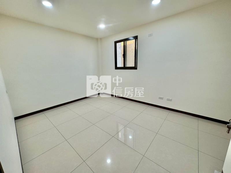 近龍潭市區前院雙車位邊間美透天房屋室內格局與周邊環境