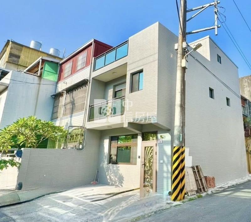 近龍潭市區前院雙車位邊間美透天房屋室內格局與周邊環境