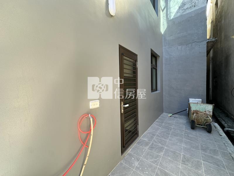 近龍潭市區前院雙車位邊間美透天房屋室內格局與周邊環境