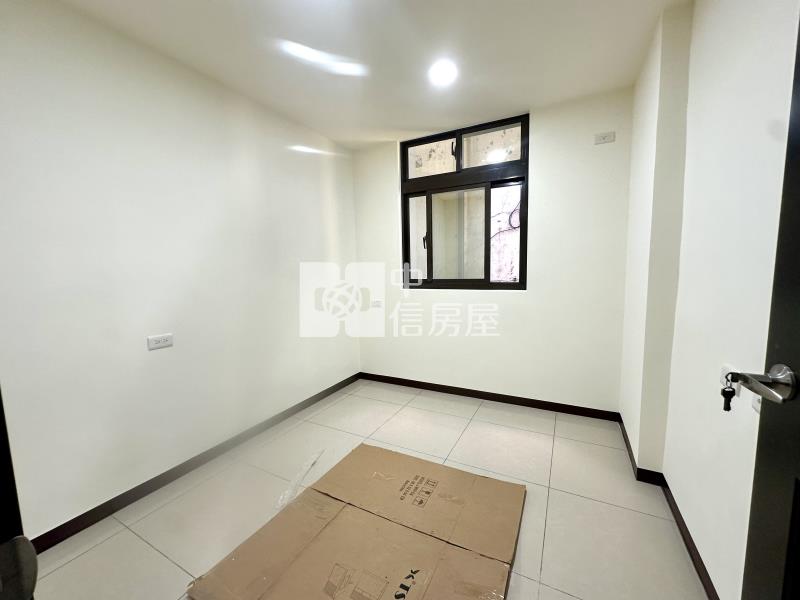 近龍潭市區前院雙車位邊間美透天房屋室內格局與周邊環境