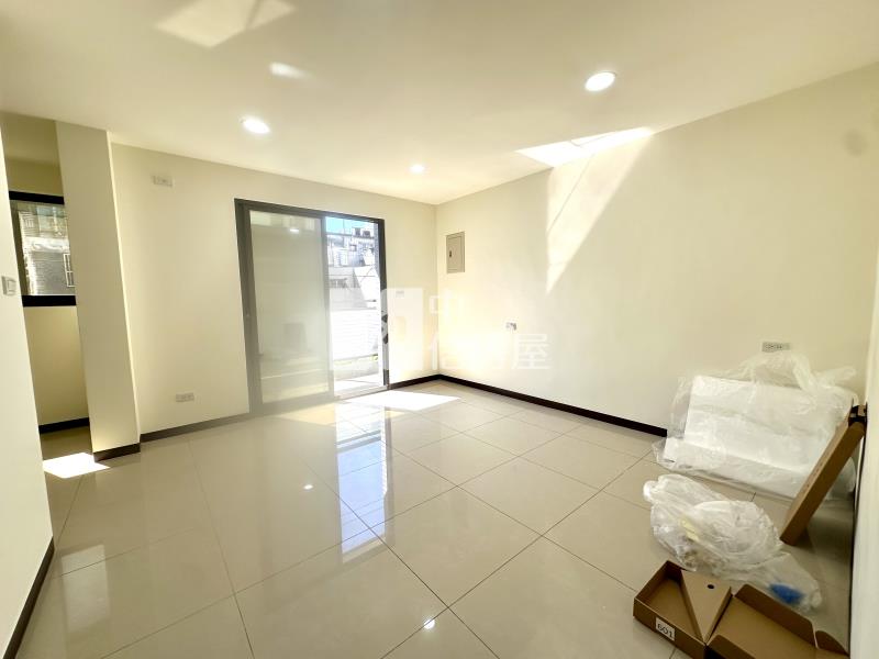 近龍潭市區前院雙車位邊間美透天房屋室內格局與周邊環境