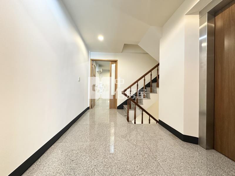 忠明路臨路電梯透店房屋室內格局與周邊環境