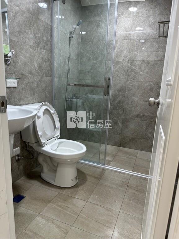 南勢重劃區全新整理三車位店墅房屋室內格局與周邊環境