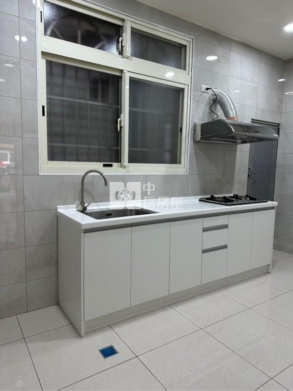 南勢重劃區全新整理三車位店墅房屋室內格局與周邊環境