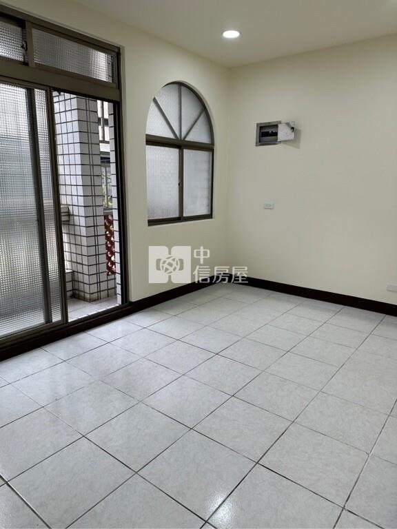 南勢重劃區全新整理三車位店墅房屋室內格局與周邊環境