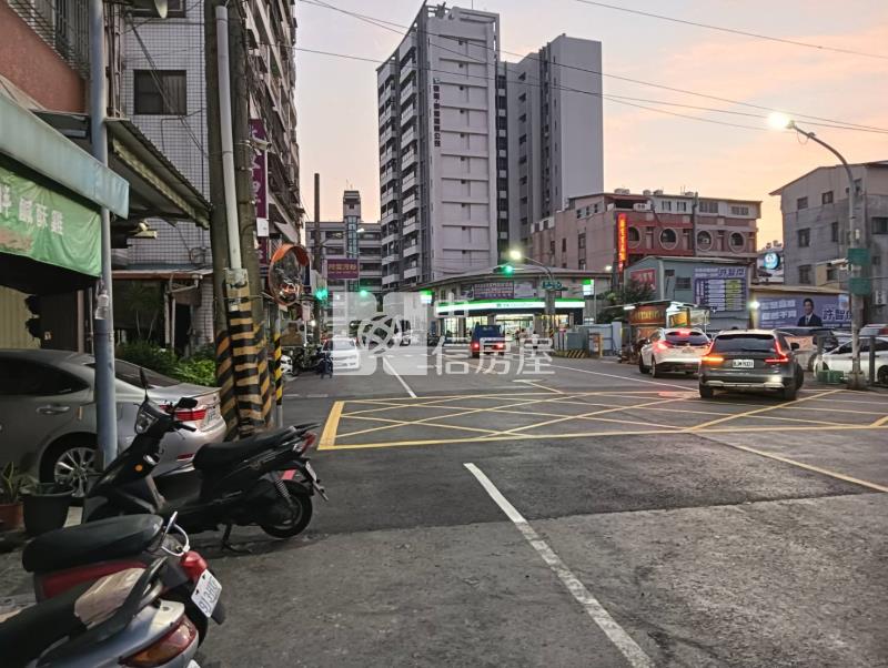 近:台積電楠梓車站華廈四房(租平車)房屋室內格局與周邊環境