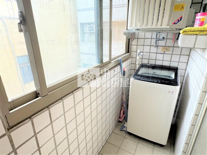 【長安圓舞曲】-逢甲|陽台套房-附機車位房屋室內格局與周邊環境