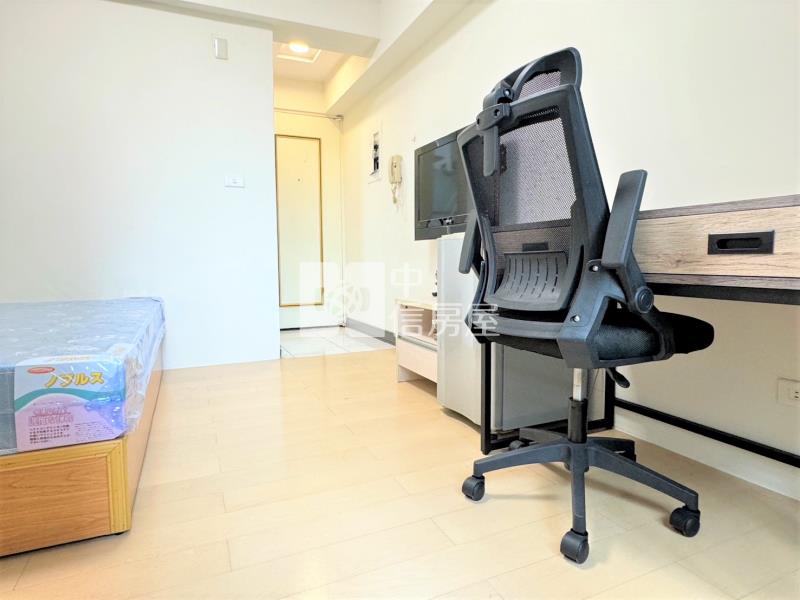 【長安圓舞曲】-逢甲|陽台套房-附機車位房屋室內格局與周邊環境