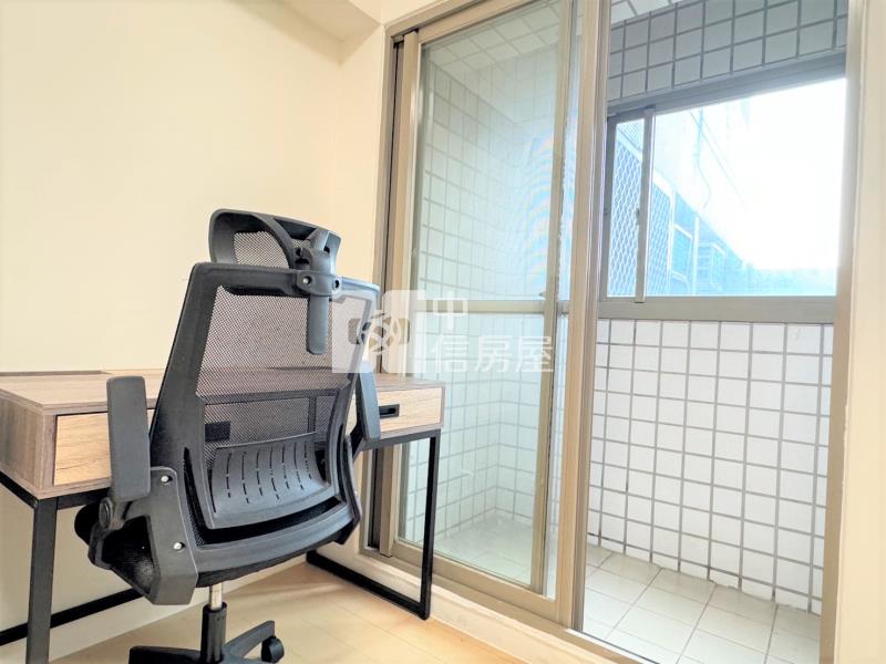 【長安圓舞曲】-逢甲|陽台套房-附機車位房屋室內格局與周邊環境