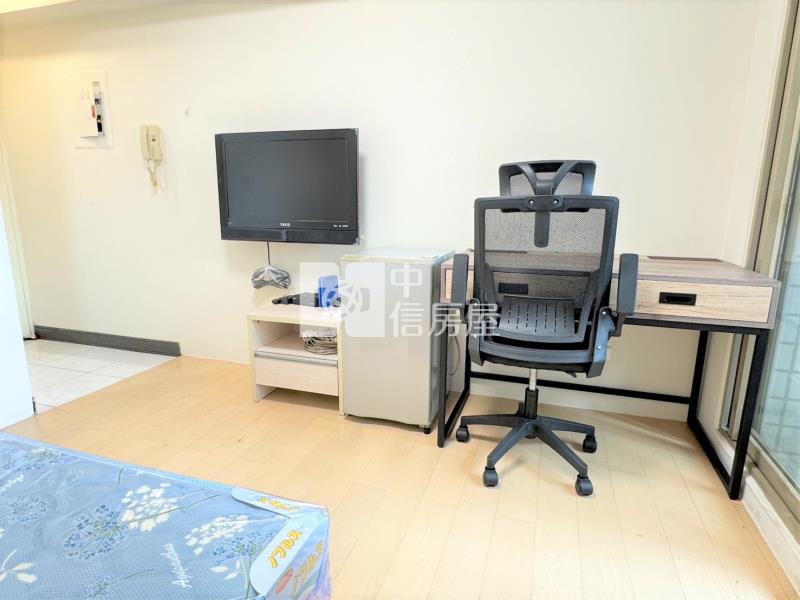 【長安圓舞曲】-逢甲|陽台套房-附機車位房屋室內格局與周邊環境