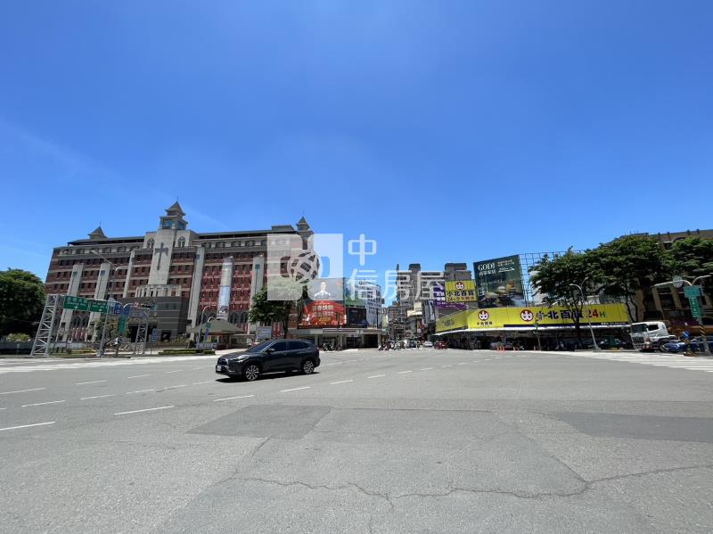 高雄鼓山華寧路雙面臨路稀有建地房屋室內格局與周邊環境