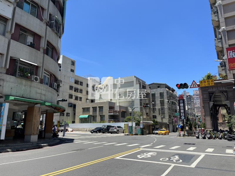 高雄鼓山華寧路雙面臨路稀有建地房屋室內格局與周邊環境