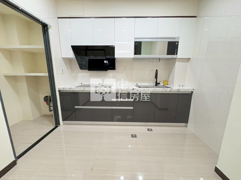 立新學區震後臨路車庫美墅房屋室內格局與周邊環境