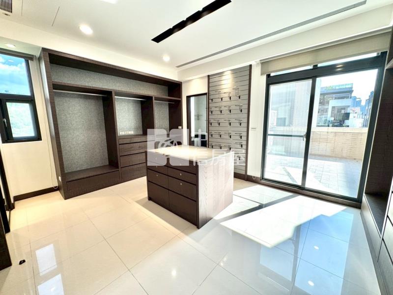 萬坪廍子公園旁霸氣4車電梯別墅房屋室內格局與周邊環境