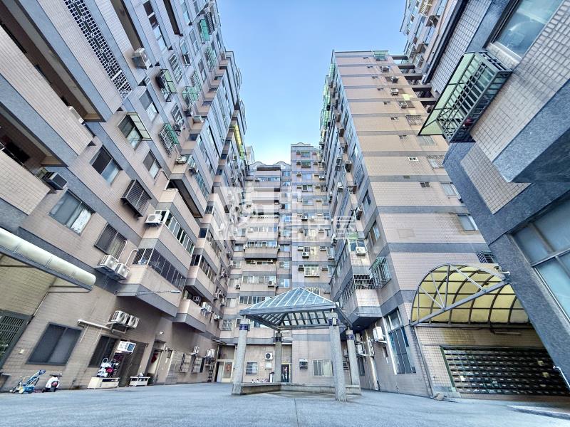 中山醫大慶捷運站｜長輩最愛挑高１樓低公設美３房露臺戶房屋室內格局與周邊環境