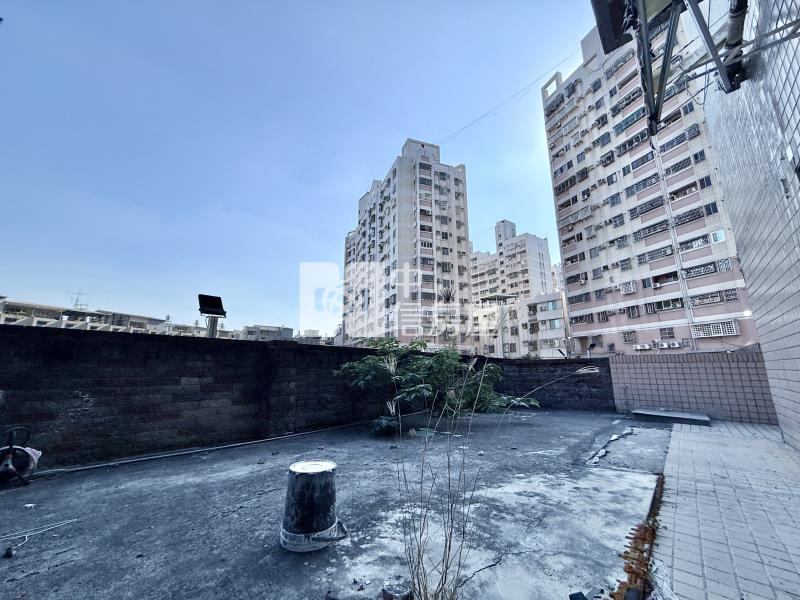 中山醫大慶捷運站｜長輩最愛挑高１樓低公設美３房露臺戶房屋室內格局與周邊環境