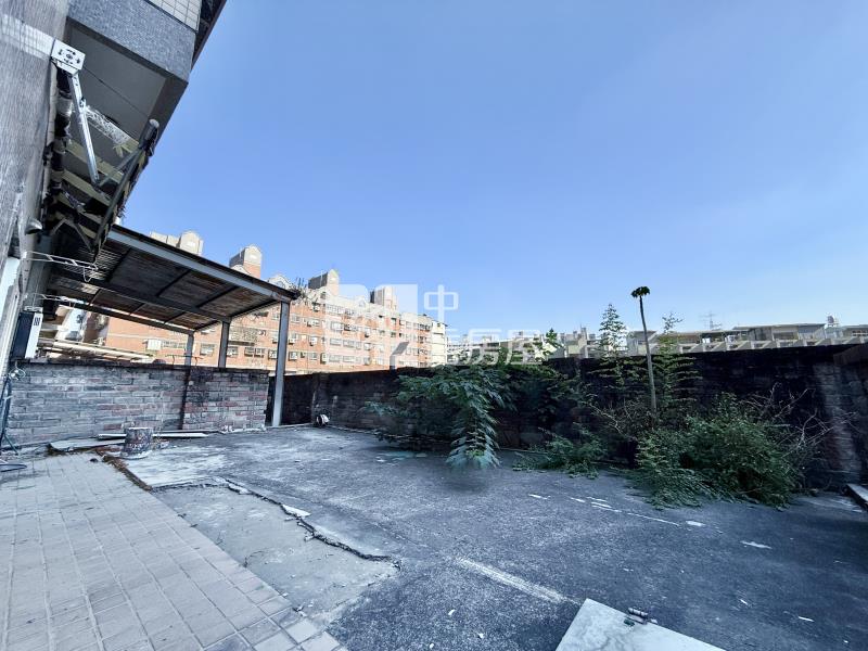 中山醫大慶捷運站｜長輩最愛挑高１樓低公設美３房露臺戶房屋室內格局與周邊環境