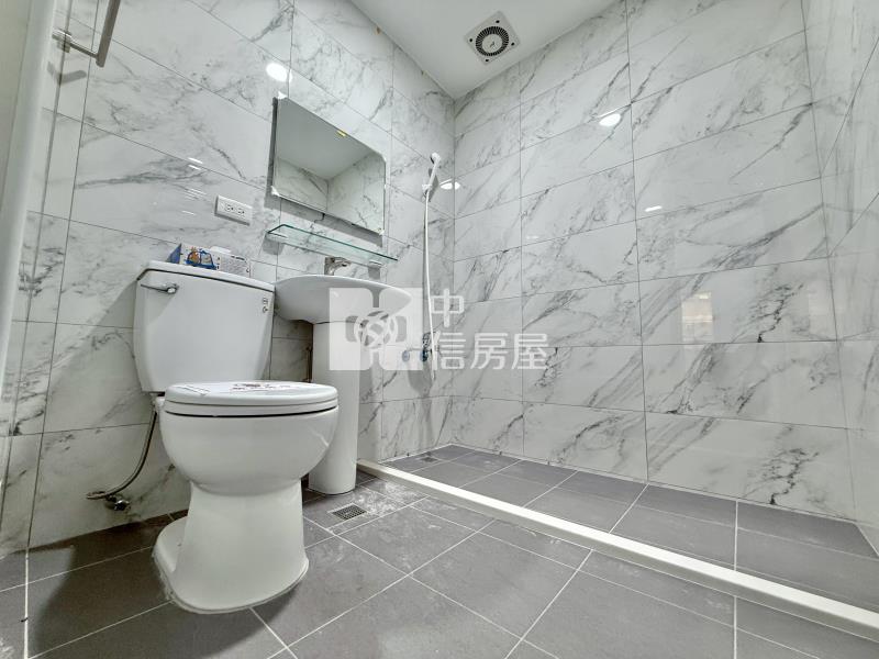 中山醫大慶捷運站｜長輩最愛挑高１樓低公設美３房露臺戶房屋室內格局與周邊環境