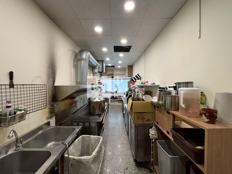 沙鹿家樂福旁臨路邊間整棟透店房屋室內格局與周邊環境