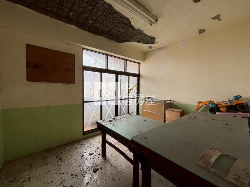 沙鹿家樂福旁臨路邊間整棟透店房屋室內格局與周邊環境