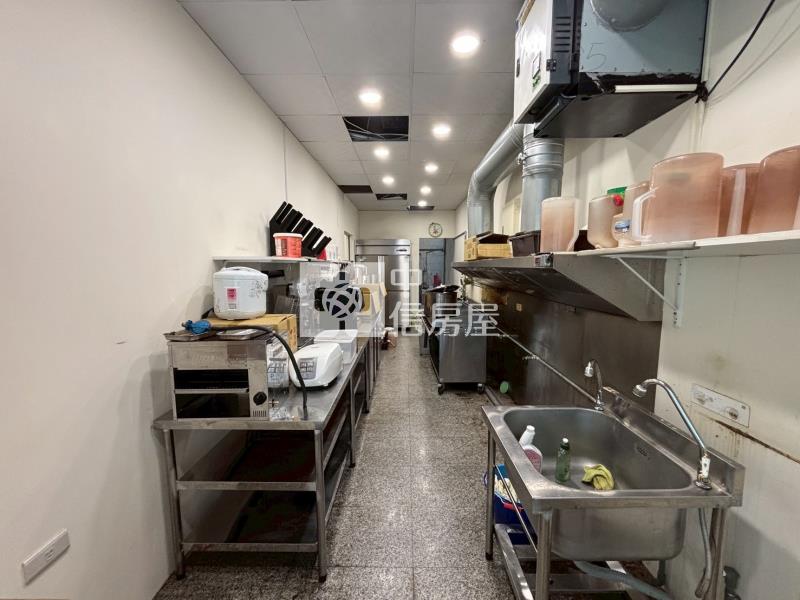 沙鹿家樂福旁臨路邊間整棟透店房屋室內格局與周邊環境