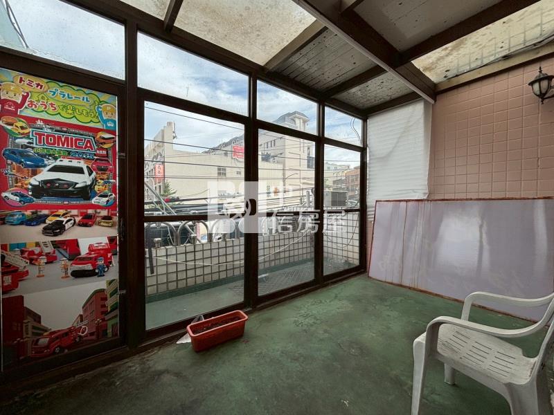 沙鹿家樂福旁臨路邊間整棟透店房屋室內格局與周邊環境