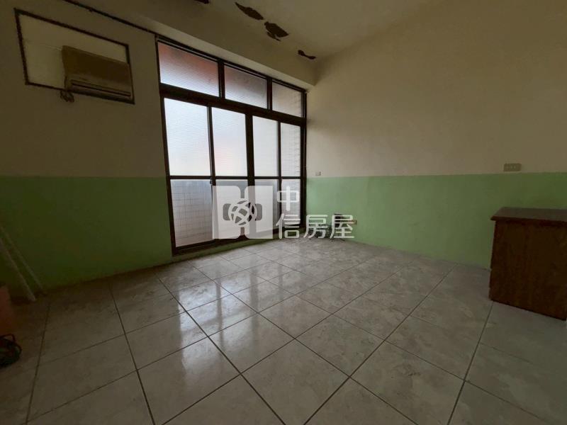 沙鹿家樂福旁臨路邊間整棟透店房屋室內格局與周邊環境