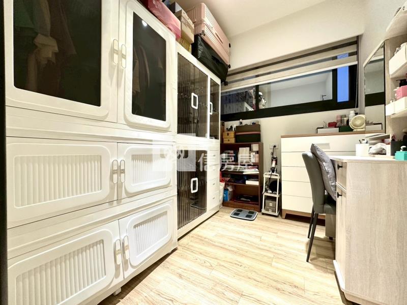 安平河岸精裝二房車位房屋室內格局與周邊環境