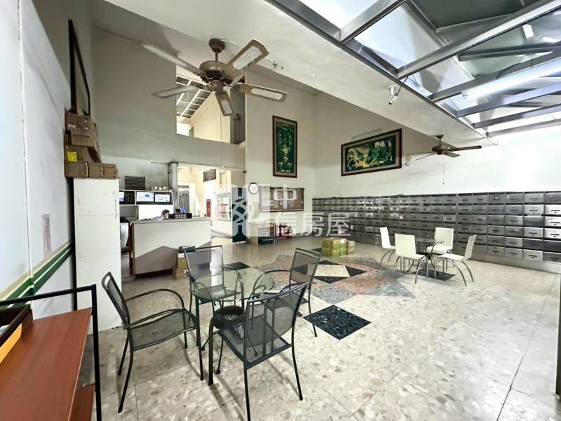 安平河岸精裝二房車位房屋室內格局與周邊環境