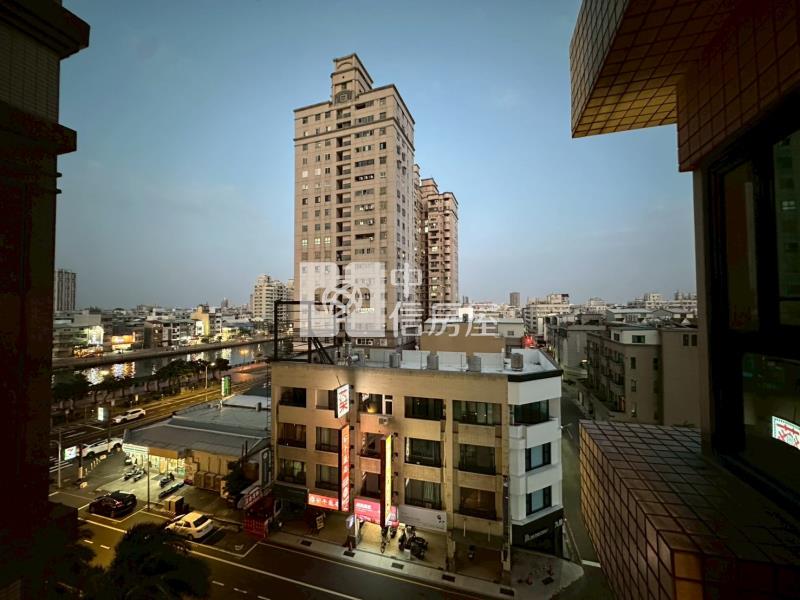 安平河岸精裝二房車位房屋室內格局與周邊環境