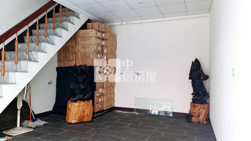 和善街邊間38坪鑫店住房屋室內格局與周邊環境