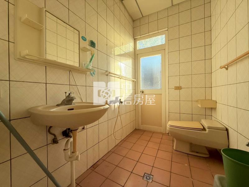 市區旁前後臨路車庫透天房屋室內格局與周邊環境