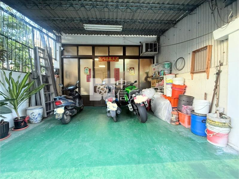 市區旁前後臨路車庫透天房屋室內格局與周邊環境